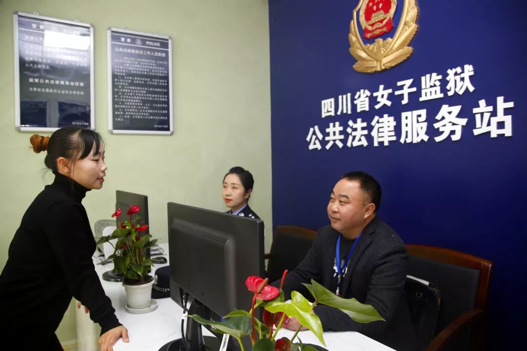 上班时间&ldquo;发传单&rdquo;,她们竟然是在发福利?
